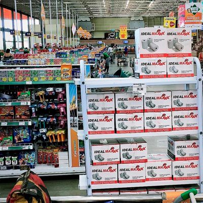 Produtos Idealmaxxx expostos em ponto de venda